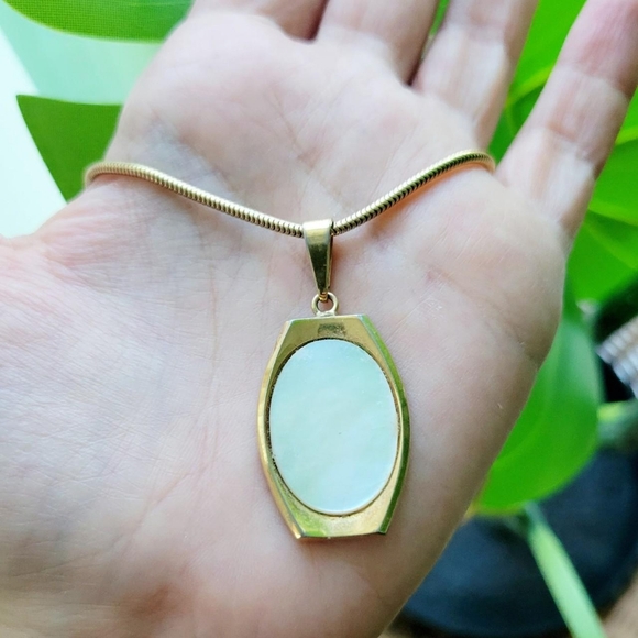Vintage Gold Mother of Pearl Necklace - Picture 7 of 8